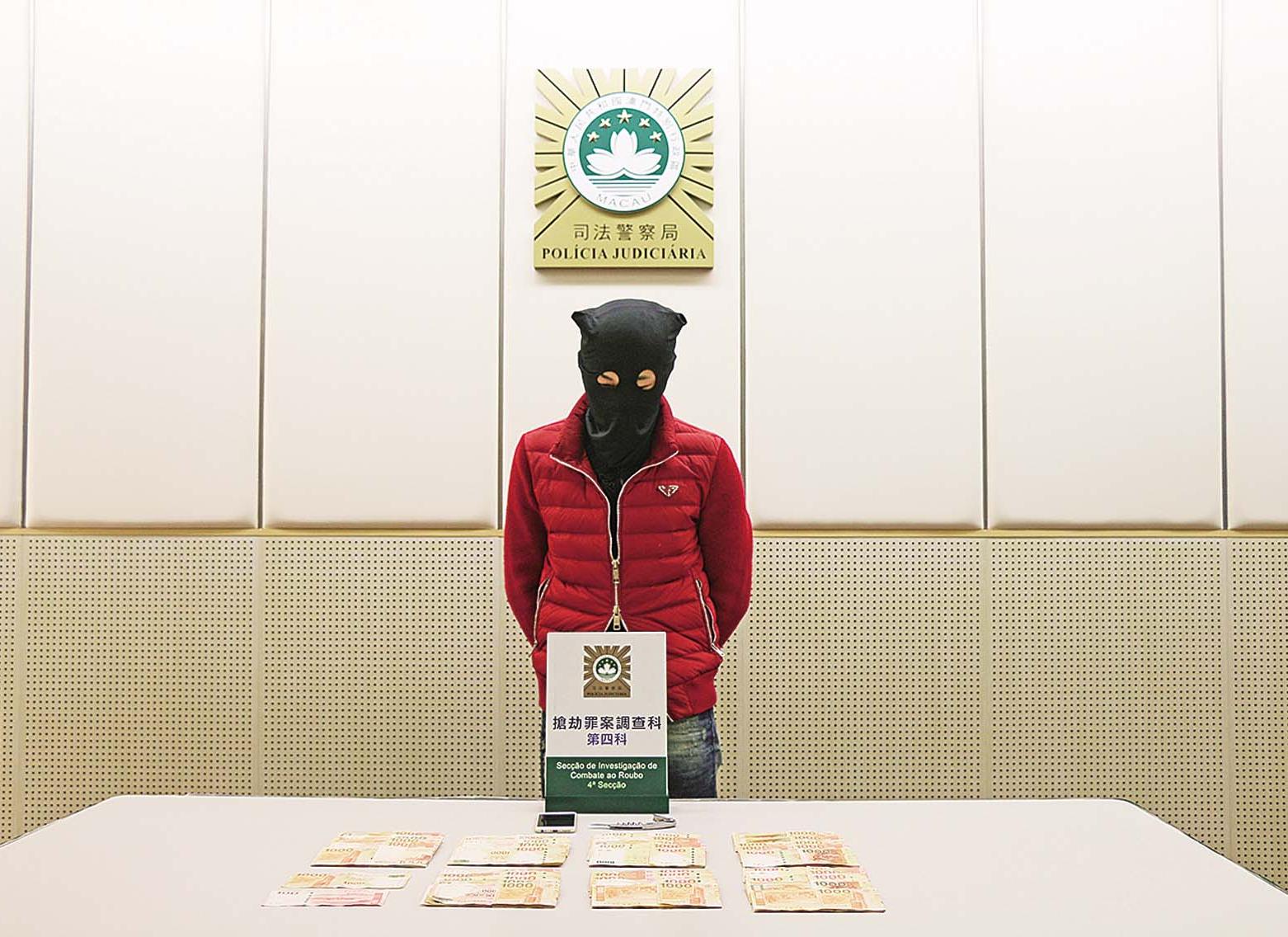 勇保安擒一匪 事主巨款保不失