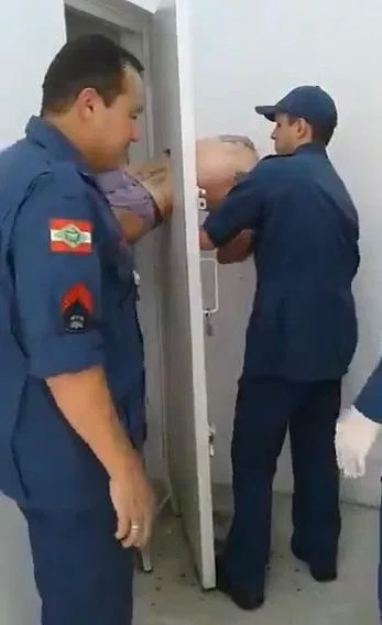 巴西囚犯越獄被卡送餐窗口
