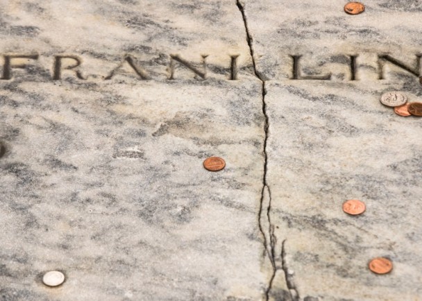 美國父墓碑遭硬幣砸出裂痕