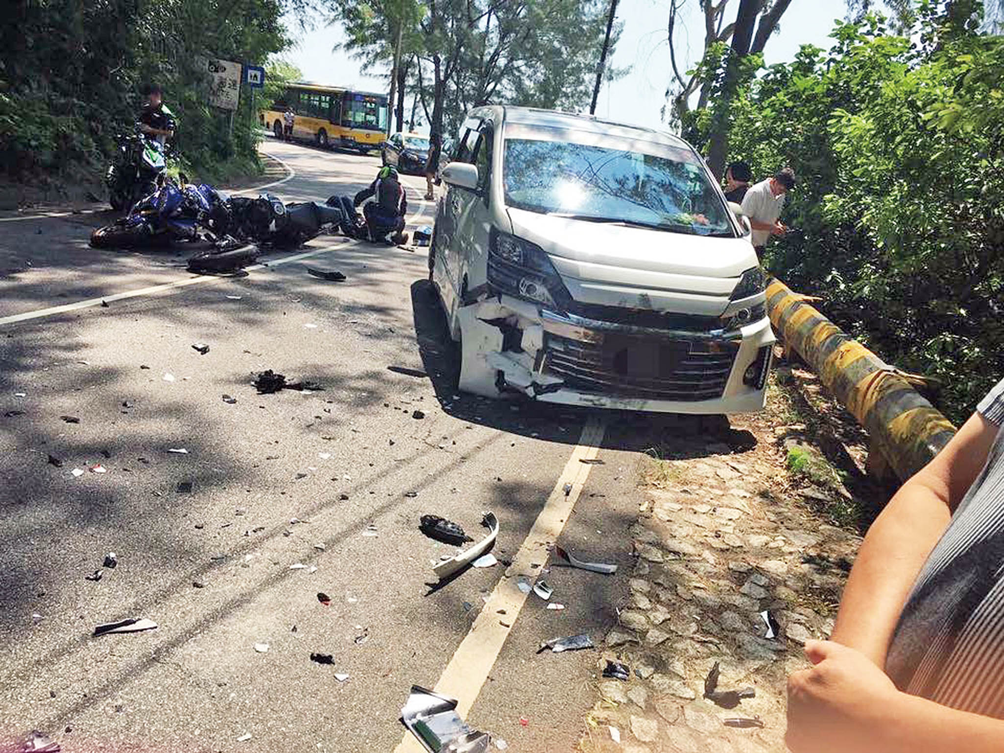 電單車「腰斬」三人傷