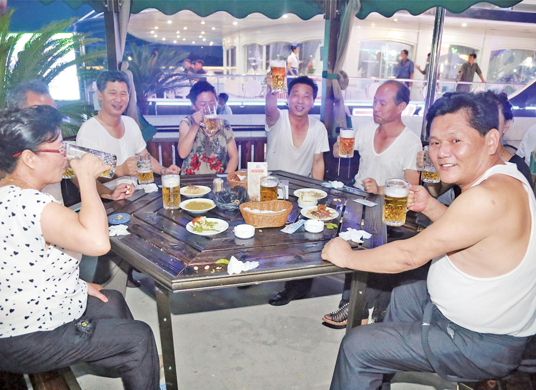 民眾乘遊船暢飲