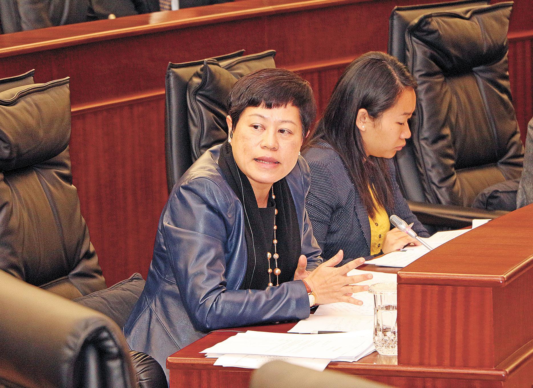 議員質詢指法規未能跟上