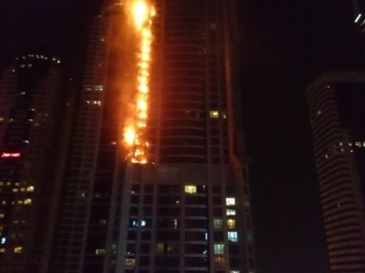 杜拜摩天住宅著火竄燒40層