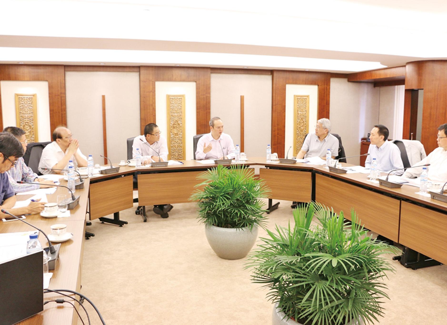 當局「兩手準備」搶人才