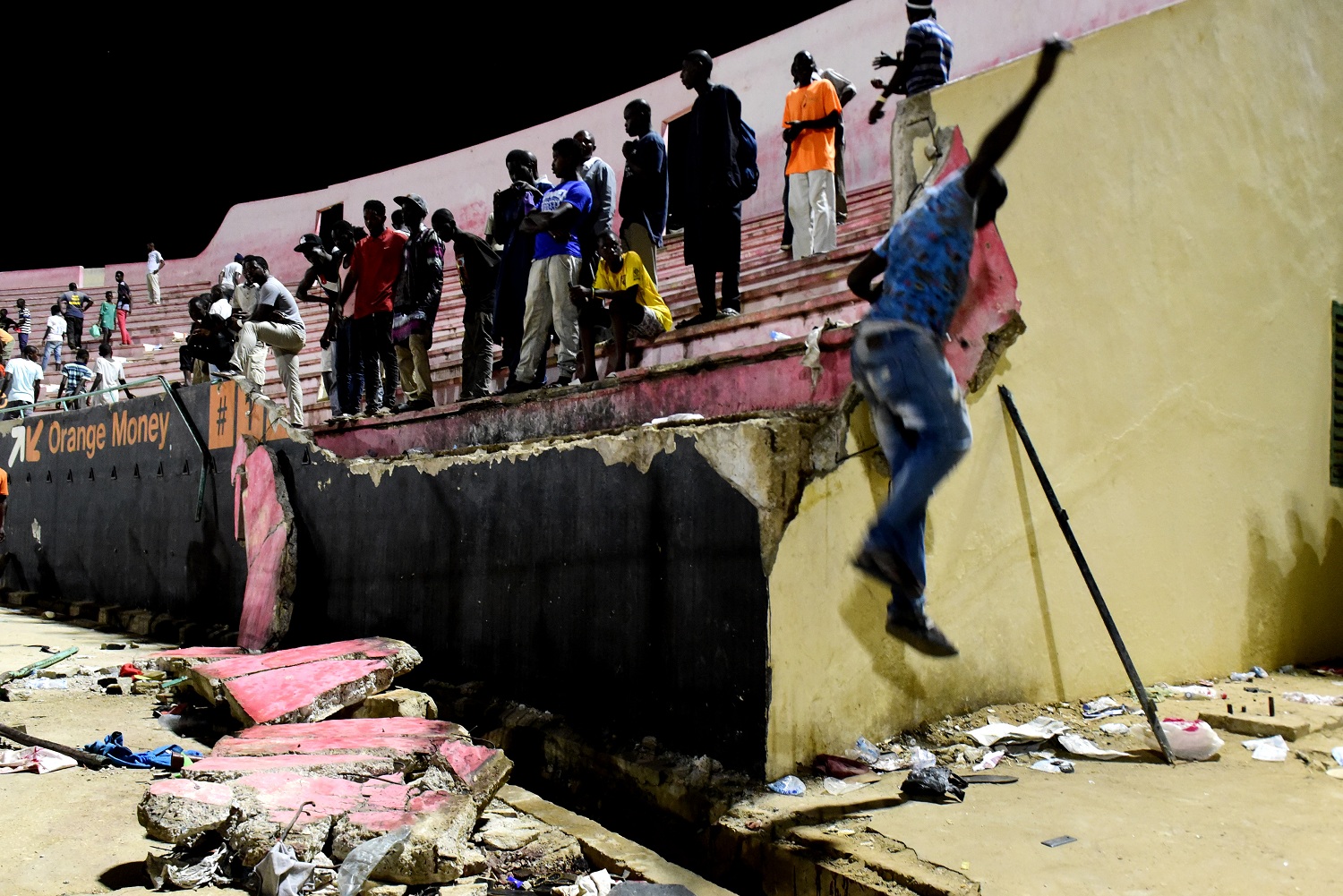 塞內加爾球場爆踩踏慘劇57死傷