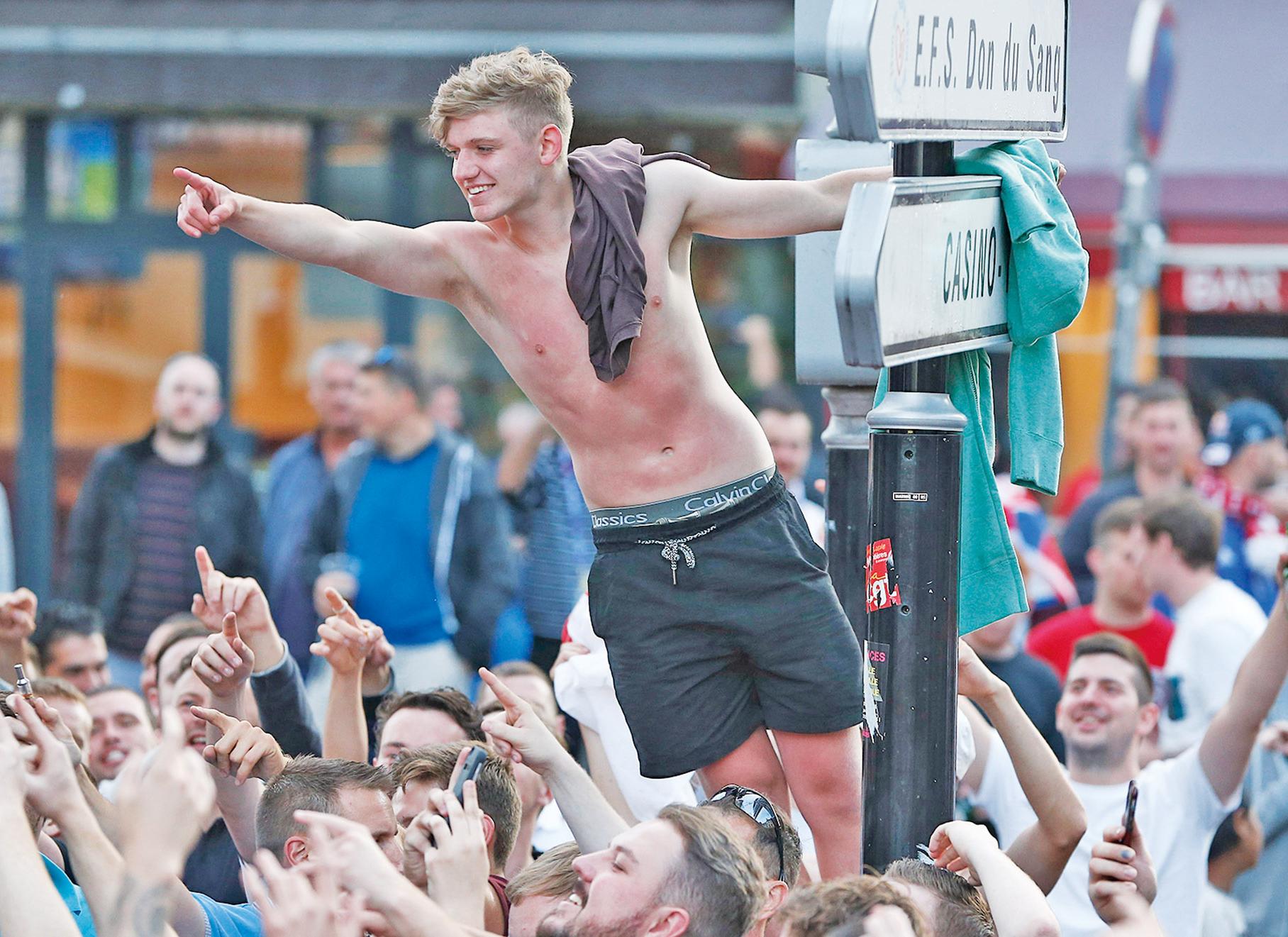 英格蘭球迷大鬧里爾