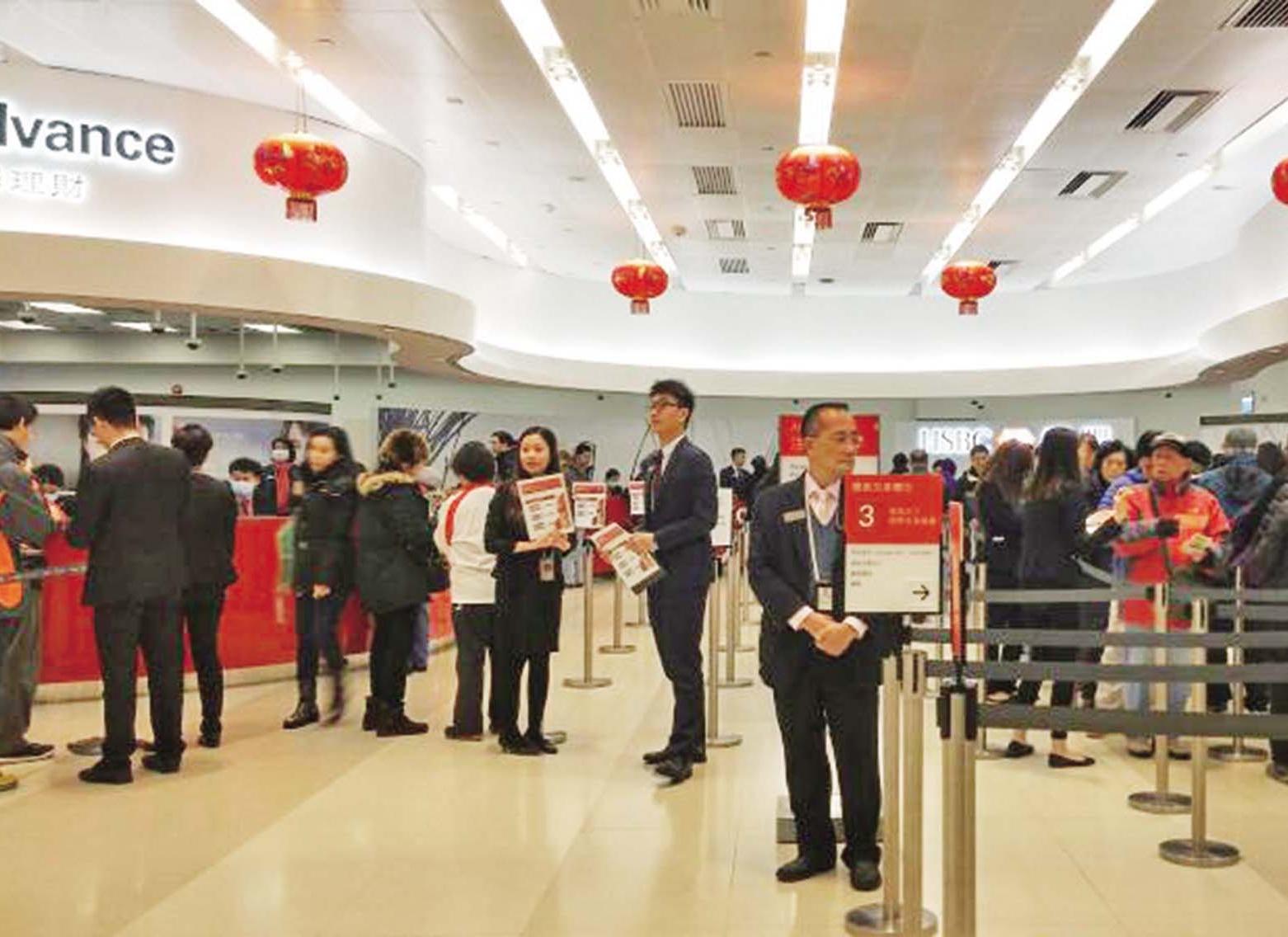 市民排隊「迎新」