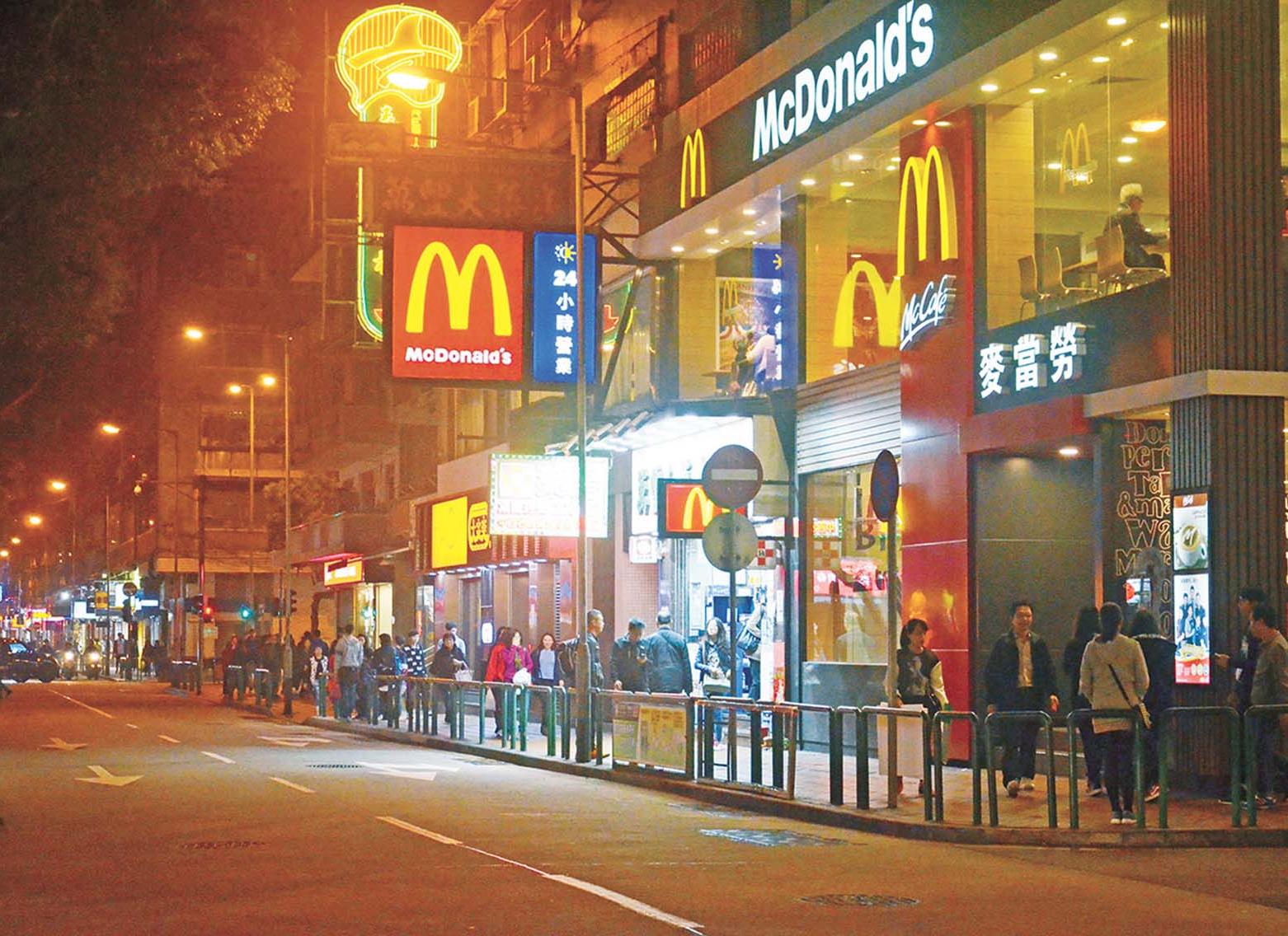 18歲女無牌衝燈撞警被捕