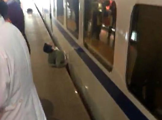 男子慘被列車夾死