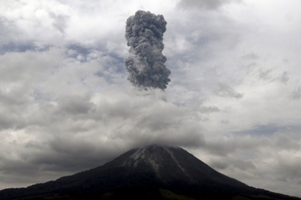 印尼三座火山接連爆發　