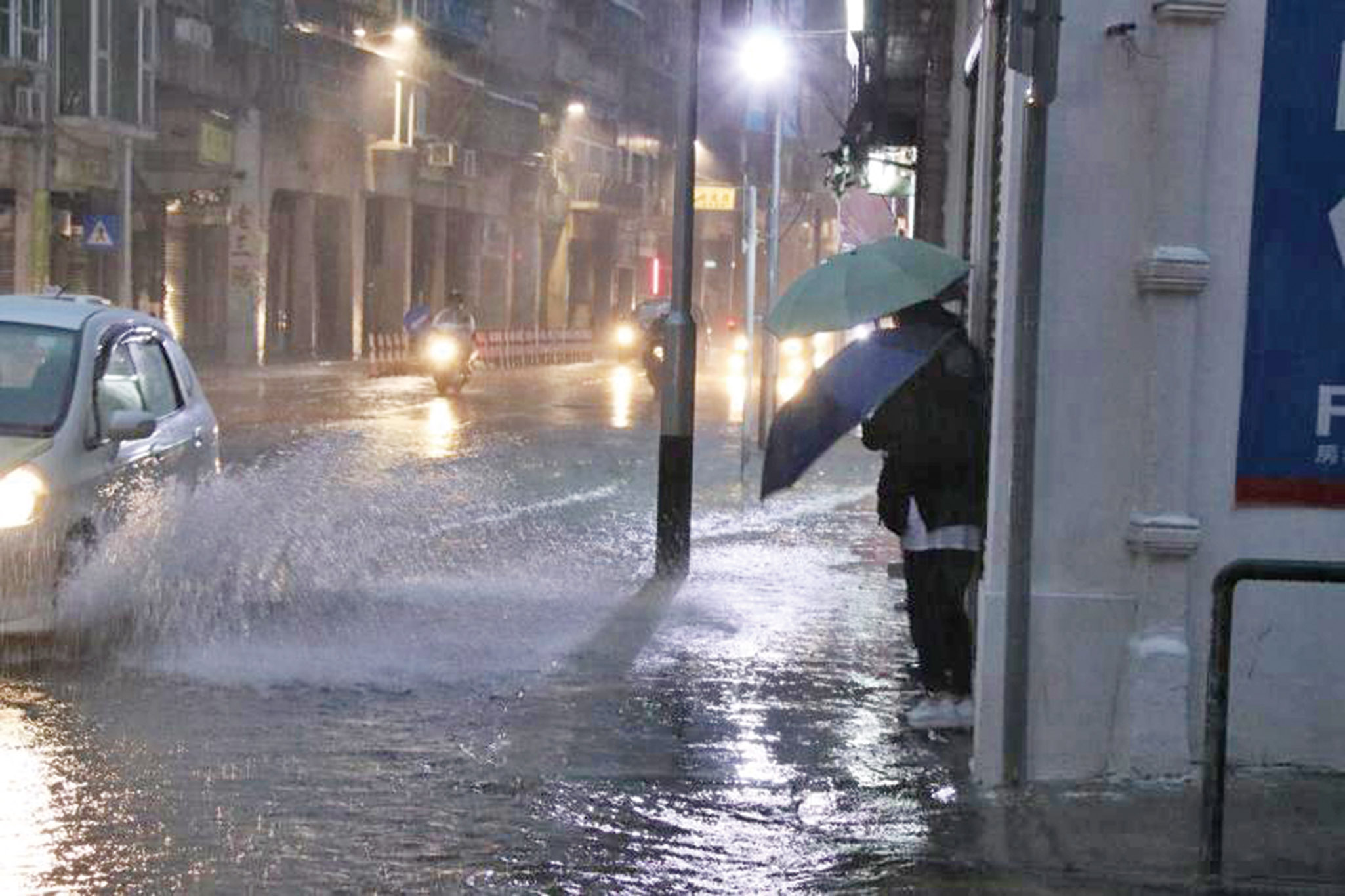 「黑的」漫天風雨開價