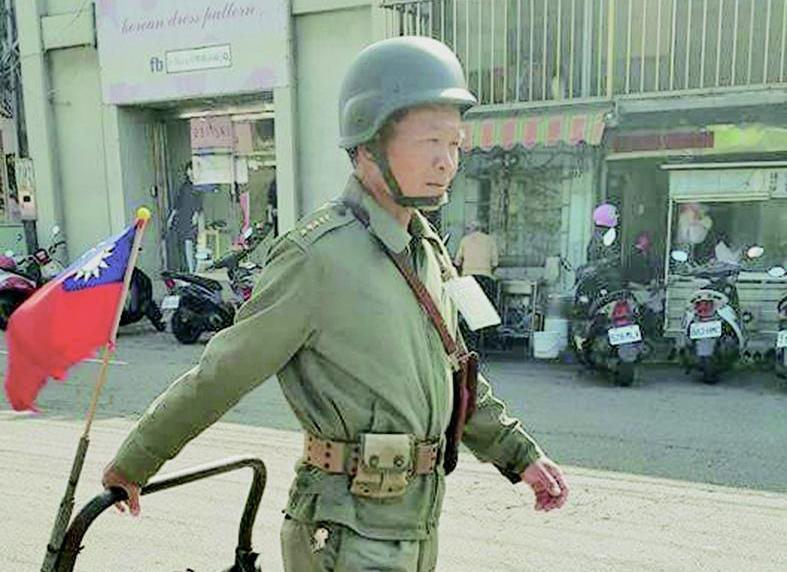 台老伯扮五星上將