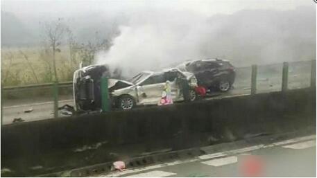 廣東清遠19車追撞22死傷