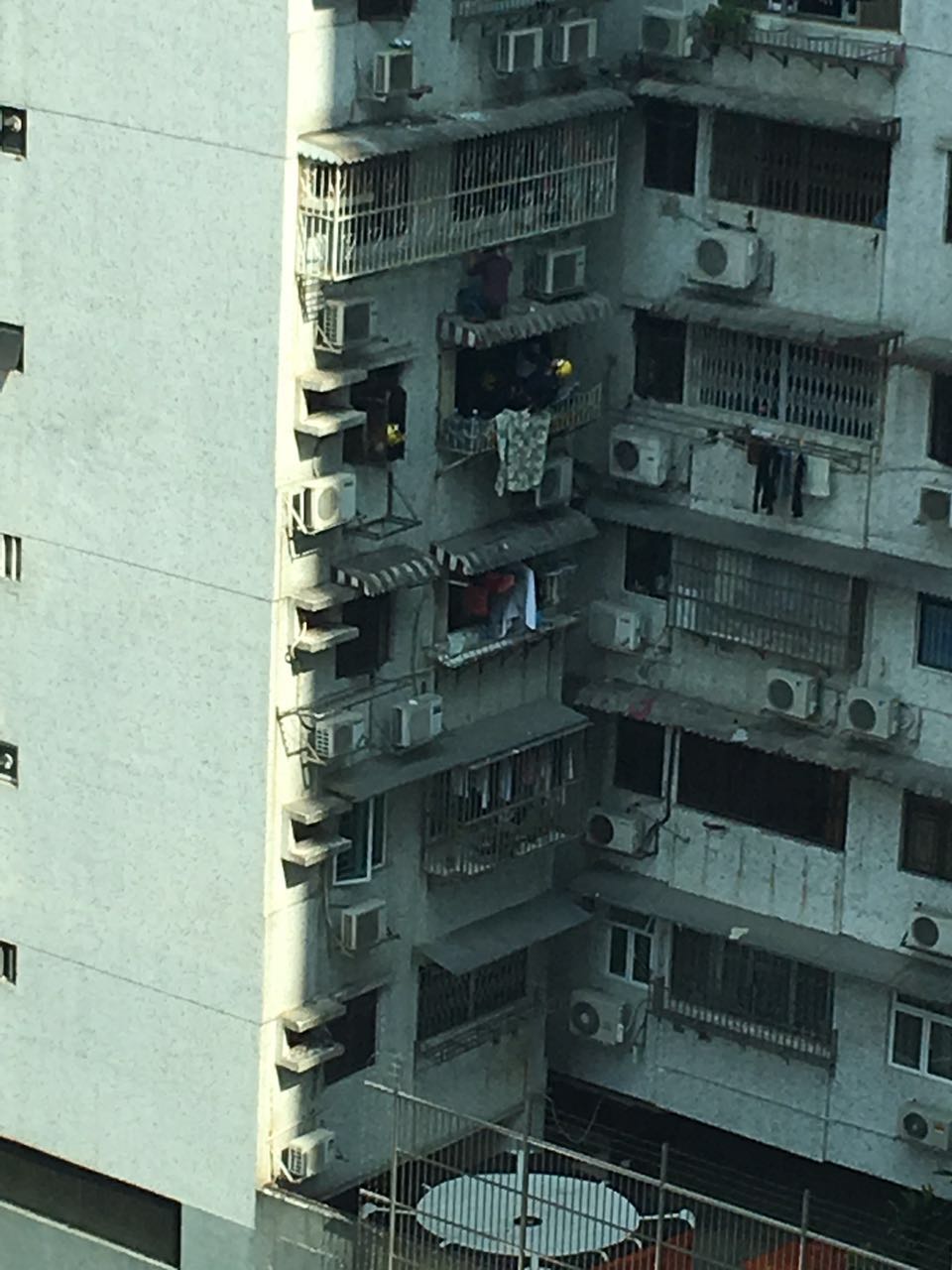 北京街有男子危站大廈簷篷被救