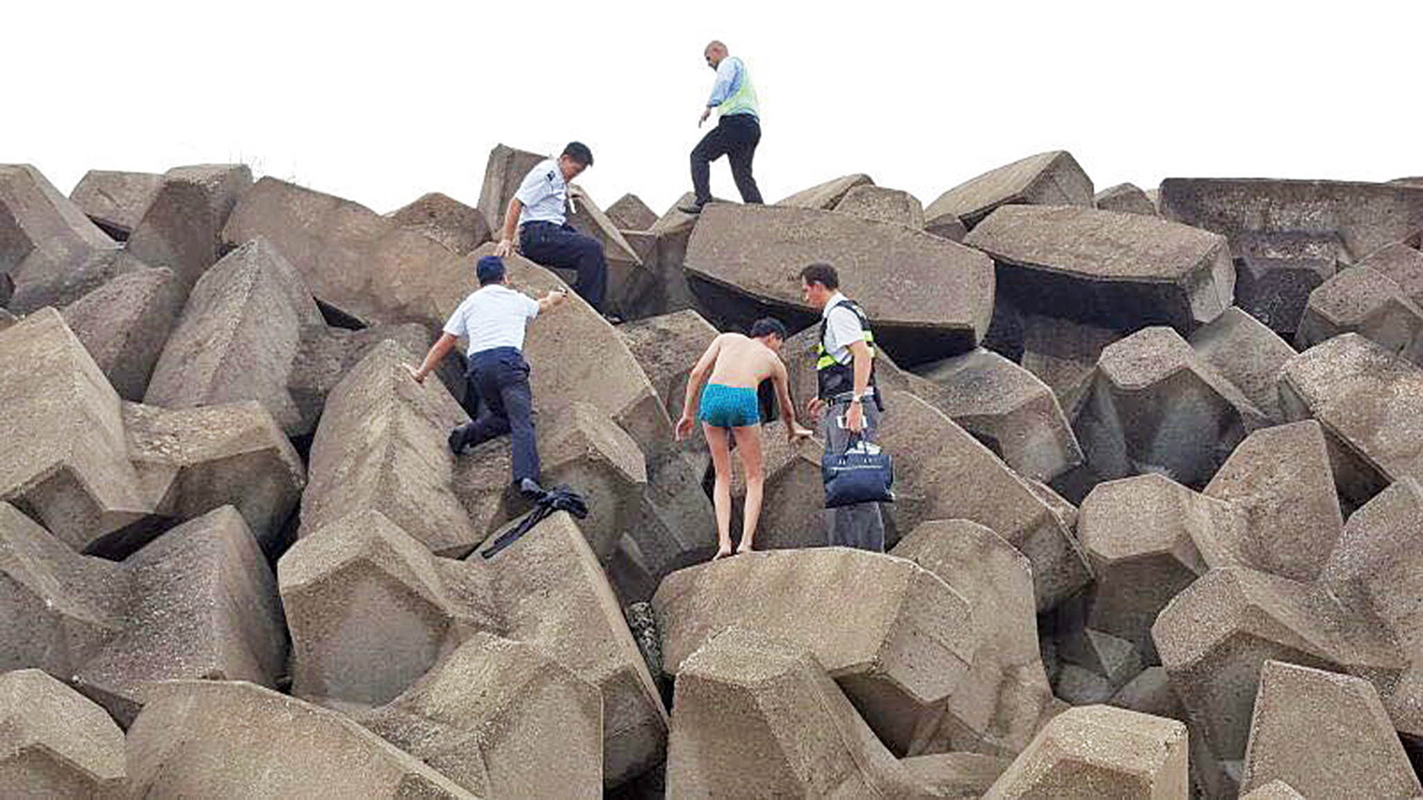 機場附近登岸三人被逮一人逃