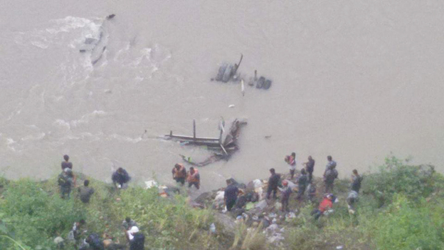 尼泊爾巴士翻覆落河 20死17傷