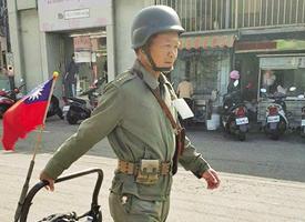 台老伯扮五星上將