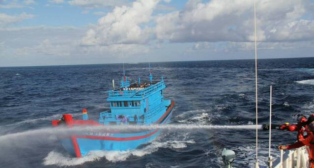 越漁船闖太平島遭台發射水炮