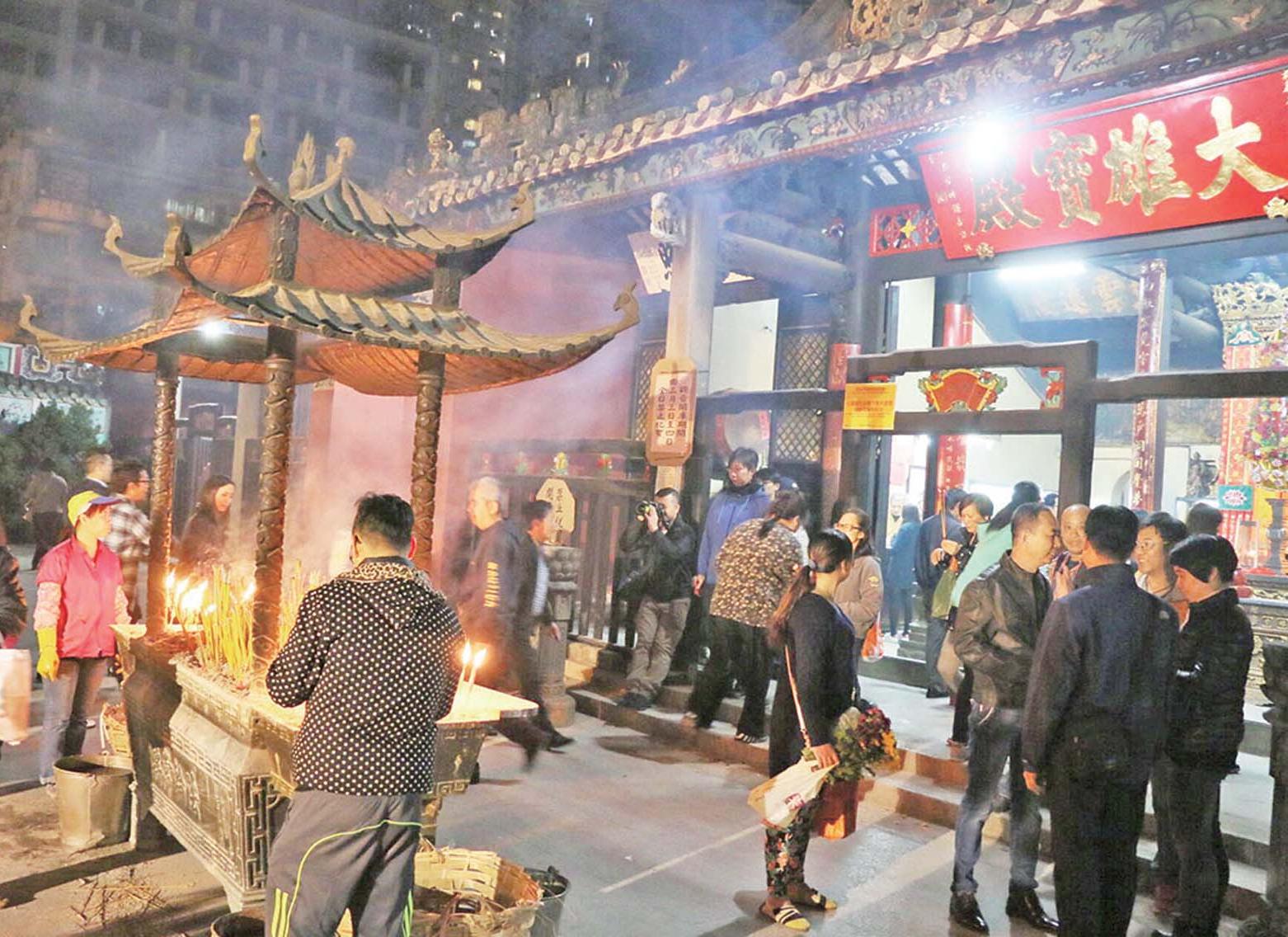 善信湧觀音堂排隊「借錢」