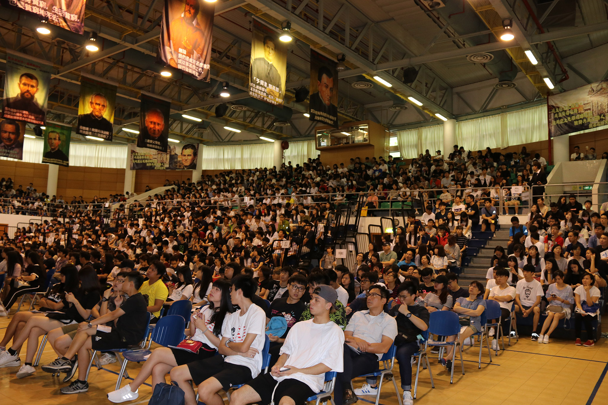 800多名學生出席輔導會