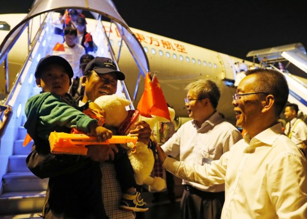 381名受困華公民搭包機返抵上海