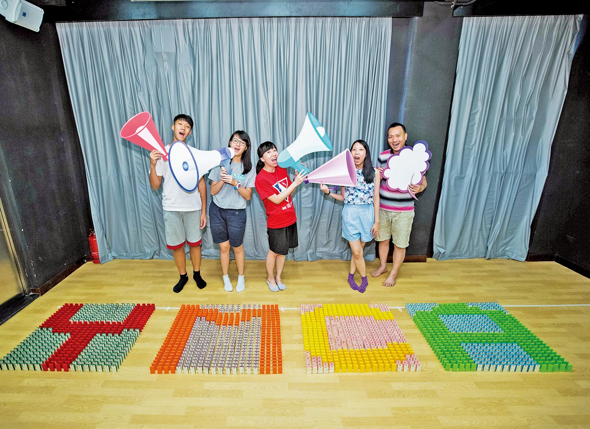 青少年倒骨牌參「世界挑戰」