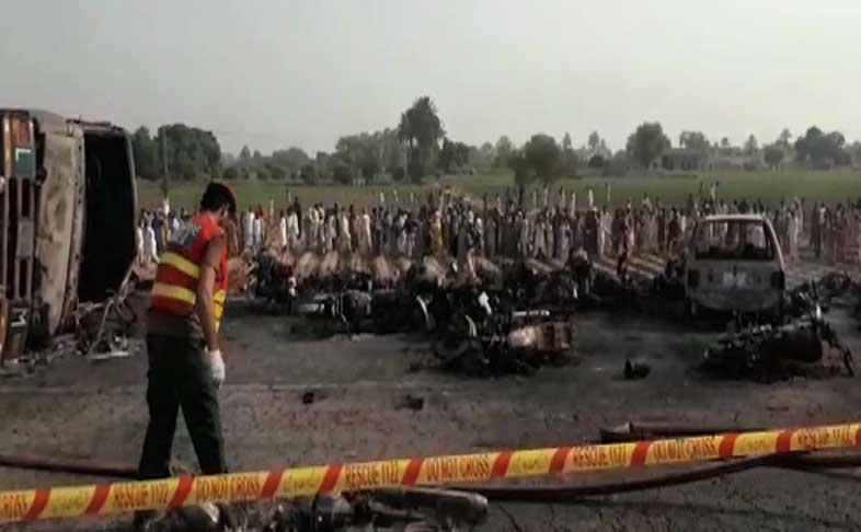 巴國油車翻側起火逾300人死傷