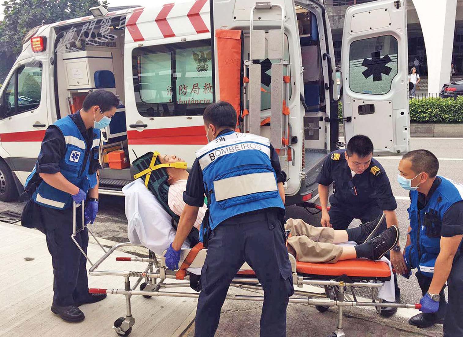 被消防送往山頂醫院治理