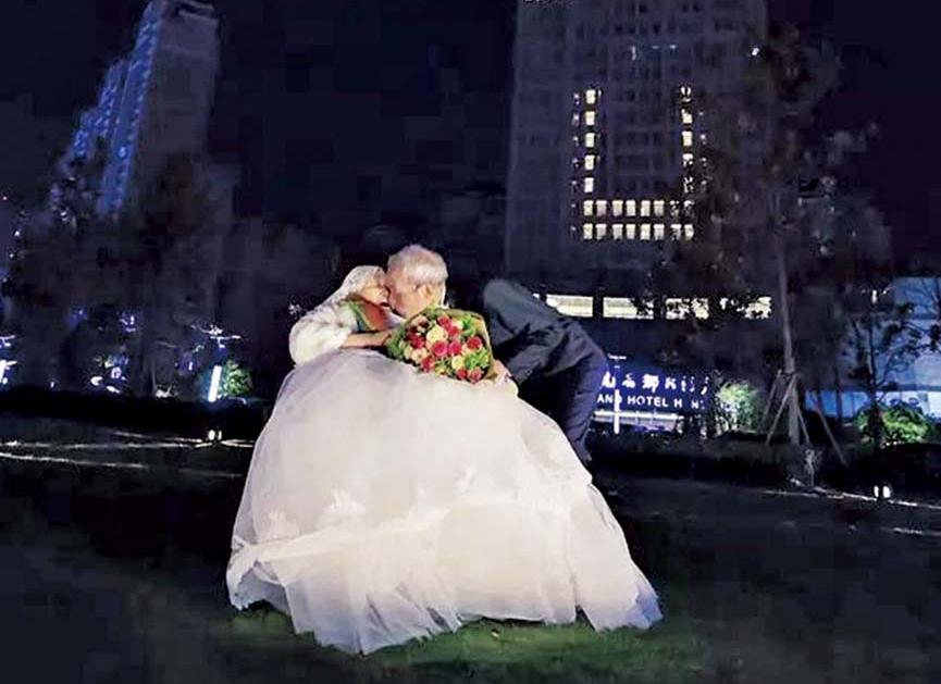 84歲阿伯包下大樓告白