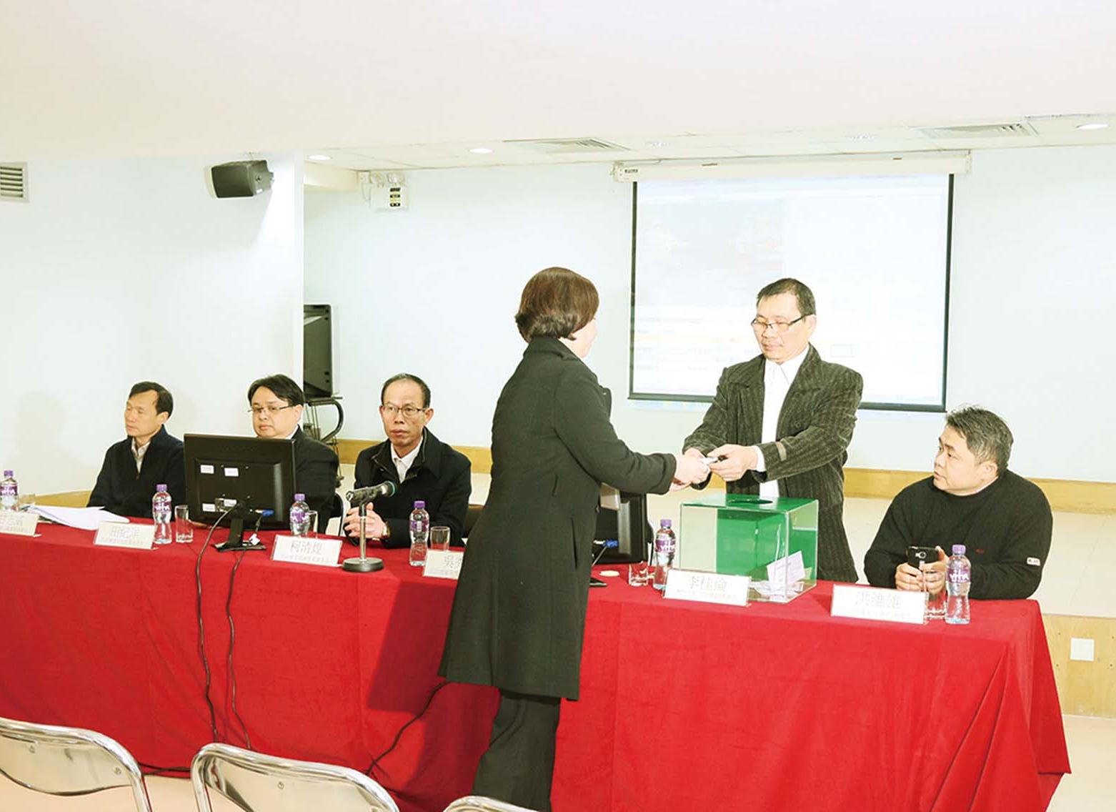 一水果檔引逾百人申請