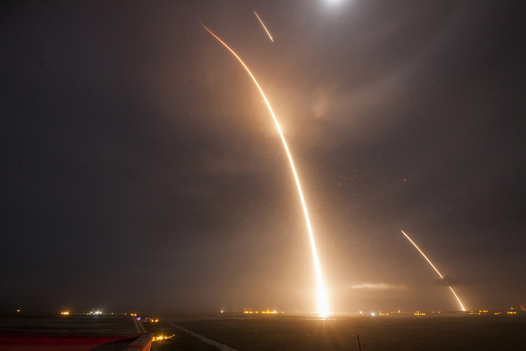 SpaceX成功回收火箭