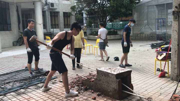 街坊義工幫忙清理磚頭