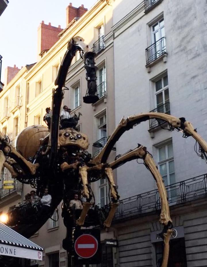 ​法國街頭現巨型「蜘蛛」