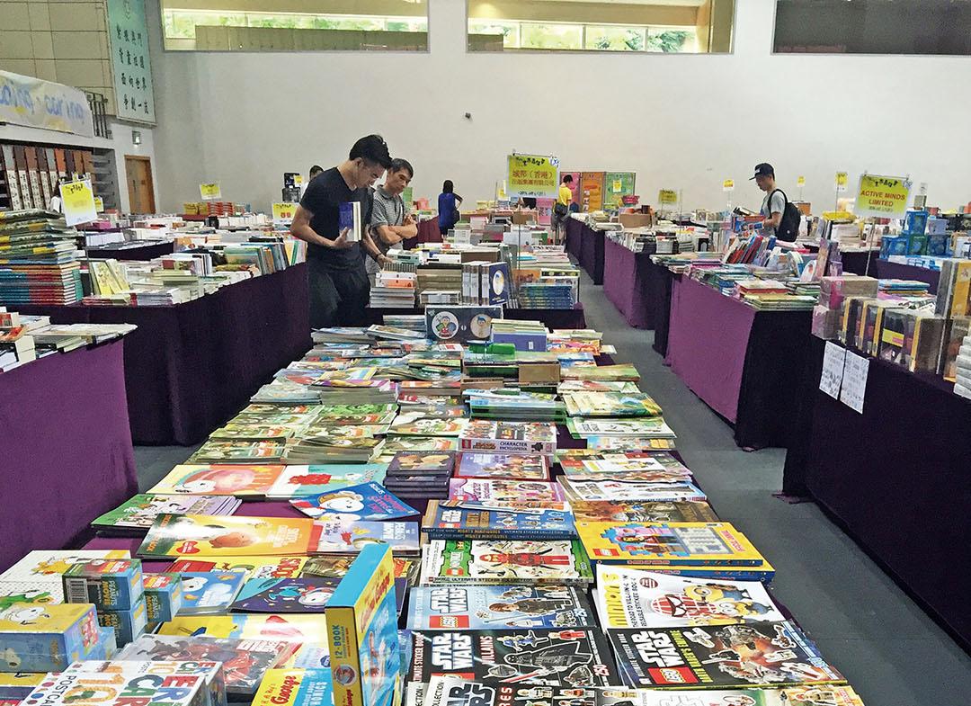 展出近三萬種中外書籍