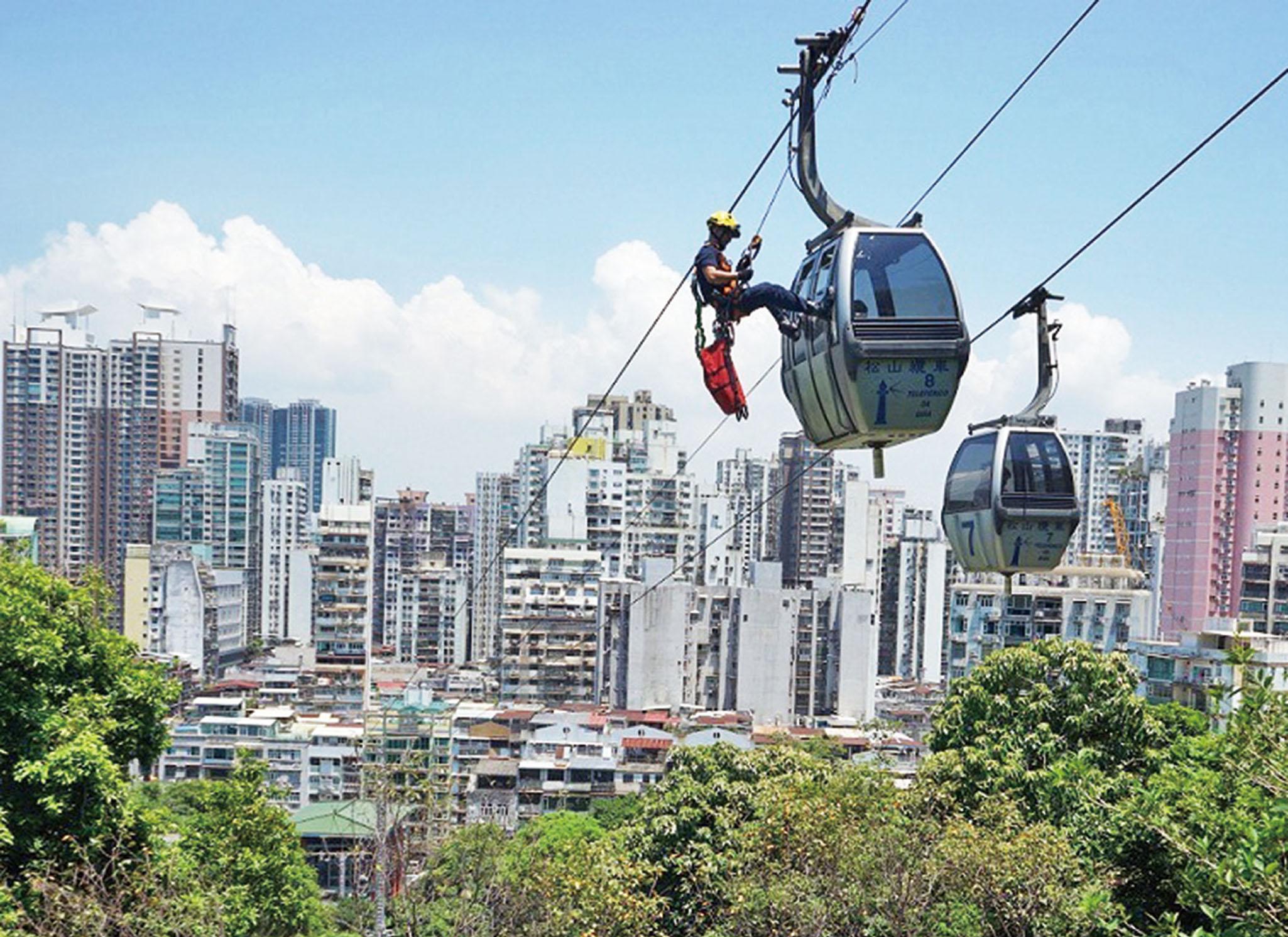 拯救兩名被困車廂乘客