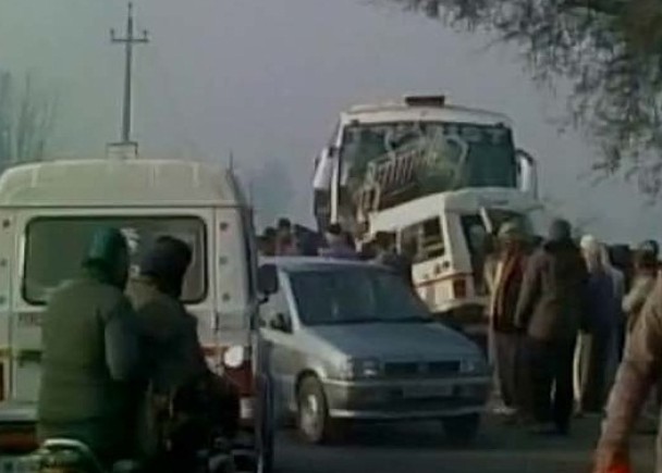 印度旅遊巴與吉普車相撞12死