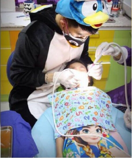 泰有型牙醫變超人幫小朋友剝牙