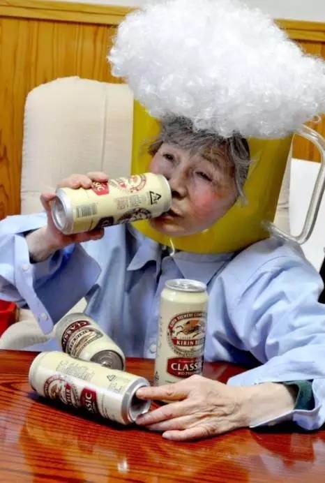 日本老太酷愛搞怪拍照成網紅