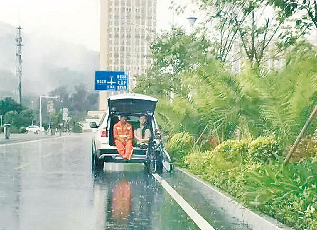 開車尾廂陪同躲雨