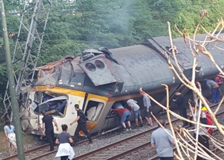 西班牙發生列車脫軌事故