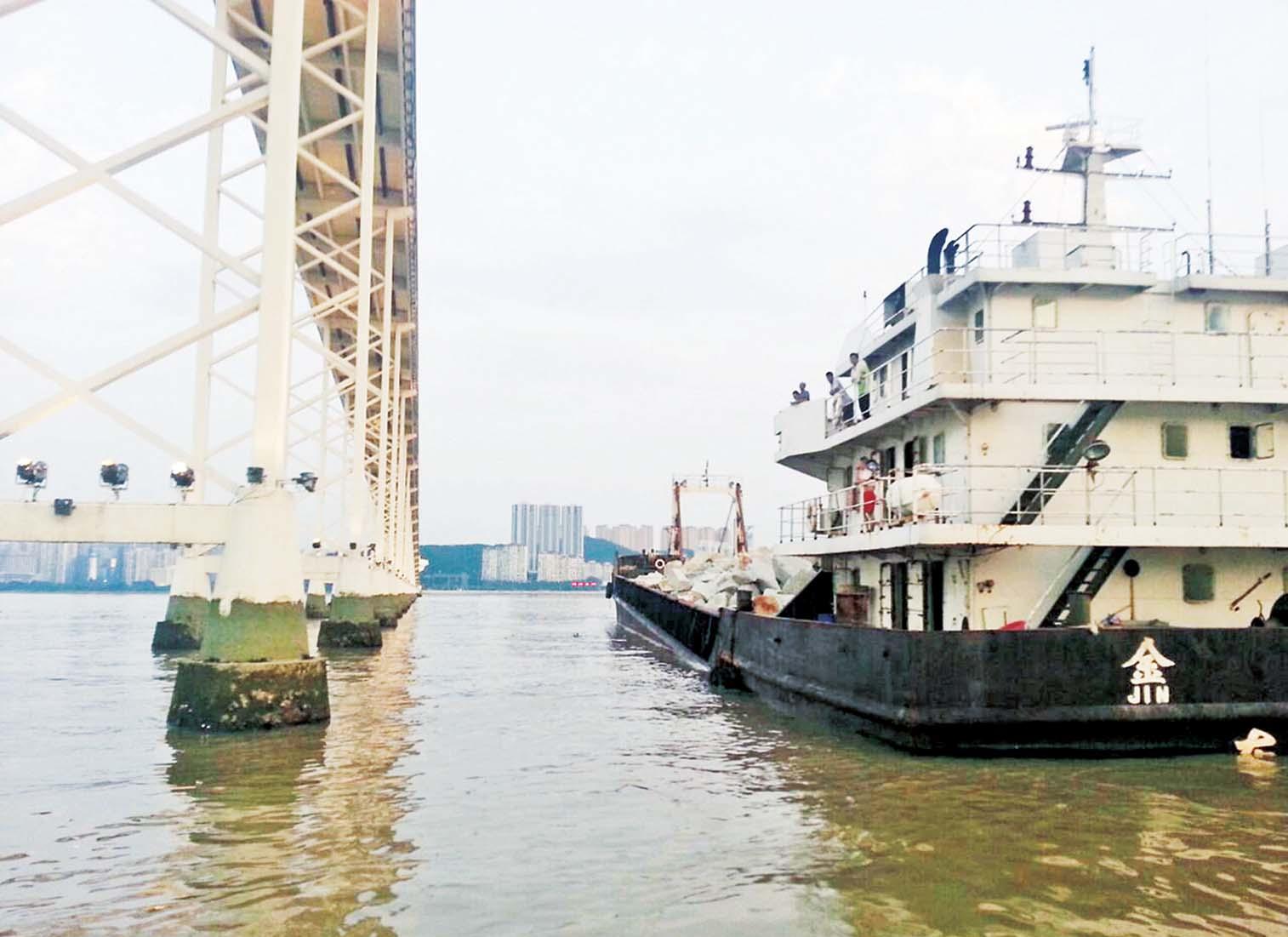 漂流至嘉樂庇大橋擱淺