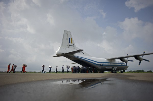 緬軍方發現失事軍機十乘客遺體