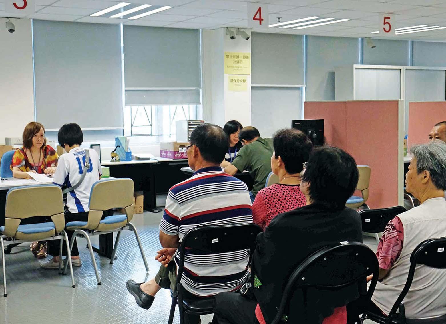 供13年社屋申請人報收入及資產