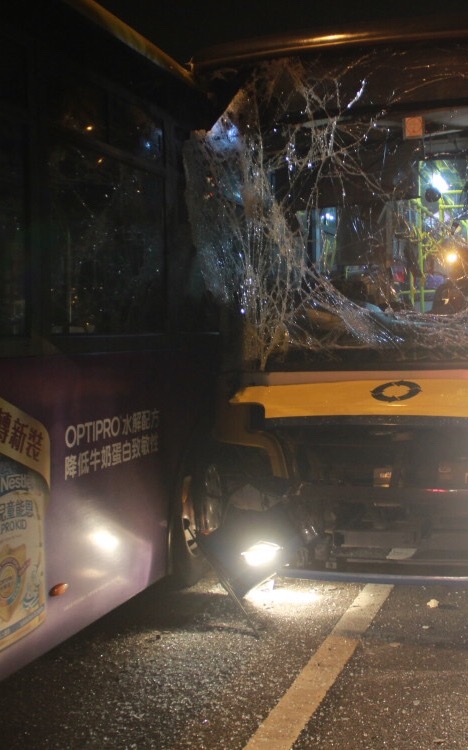 兩巴士一的士相撞32人傷