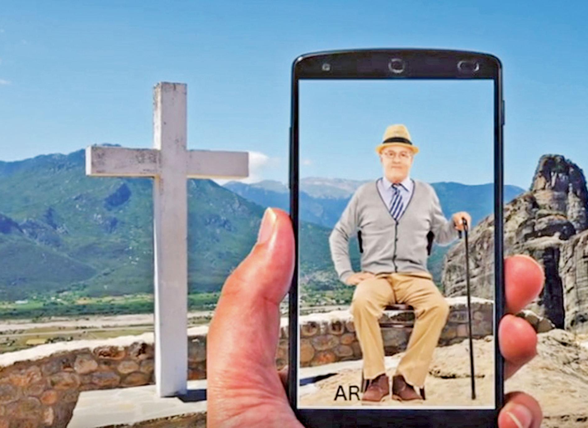 墓碑前「再見故人」