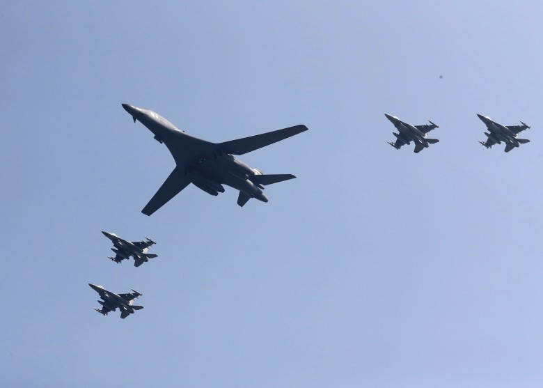 美軍派兩轟炸機飛越韓國
