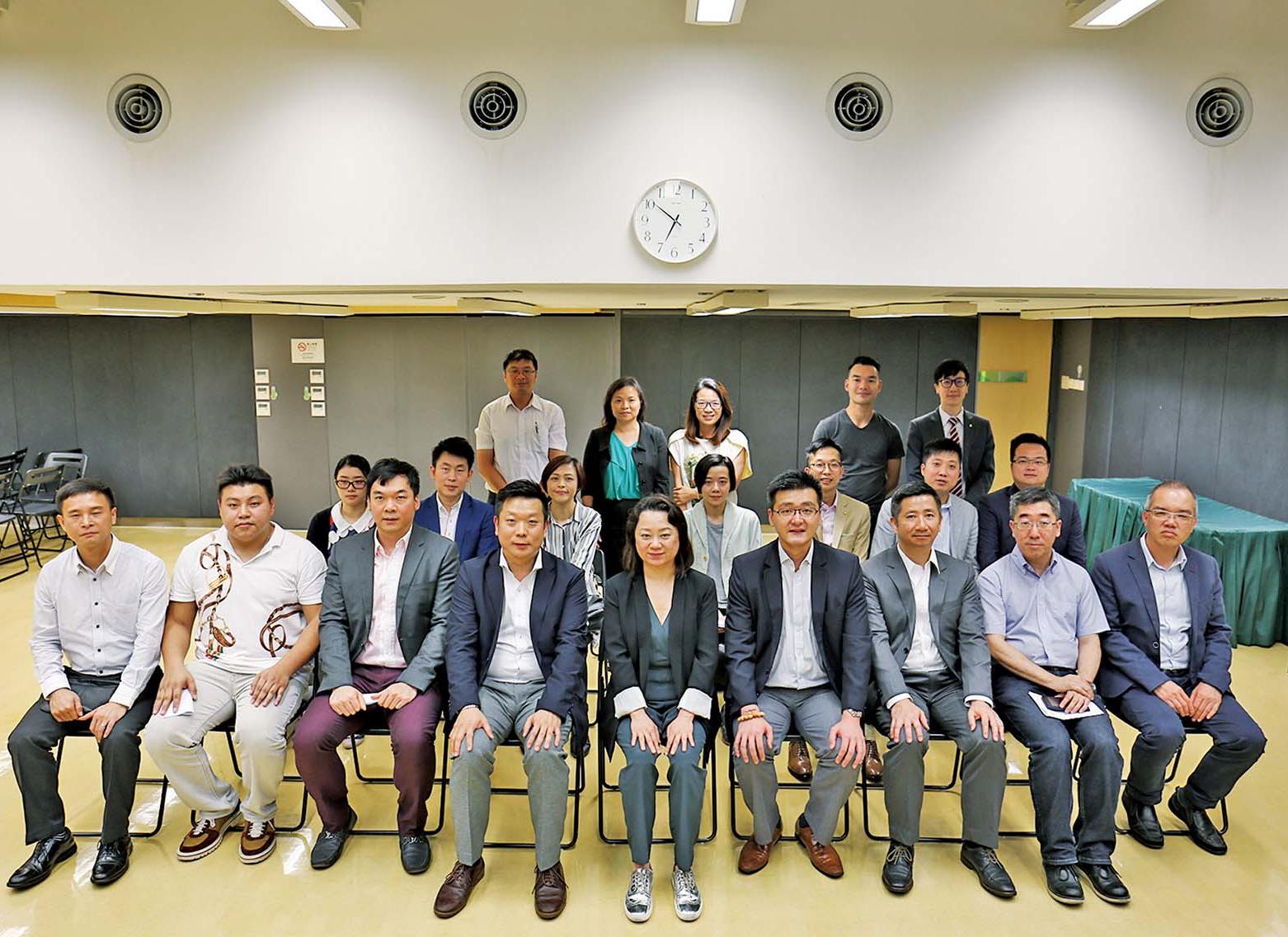 選出新一屆領導層成員