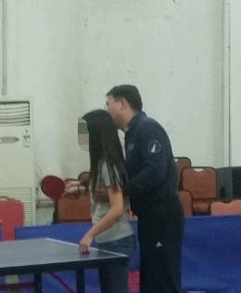 淫Sir教波熊抱女同學手貼胸部