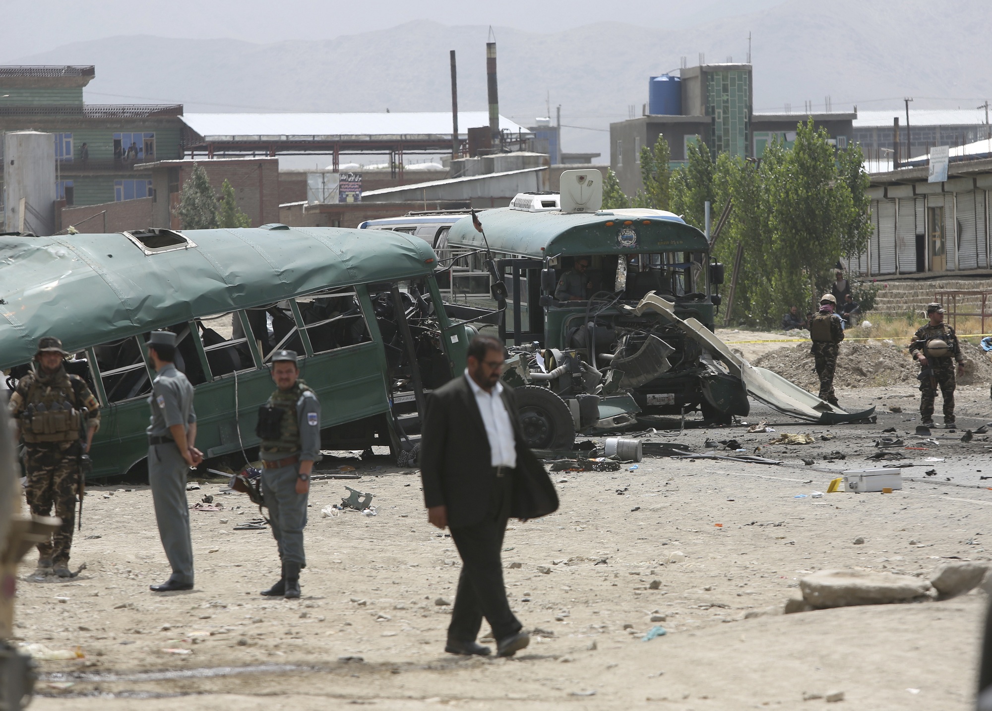 阿富汗學警車隊遇襲40死