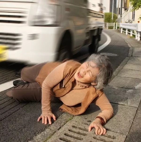 日本老太酷愛搞怪拍照成網紅